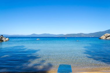 Lake Tahoe Sierra Nevada'da bulunan tatlı su bir dağ gölü olduğunu