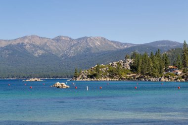 Lake Tahoe Sierra Nevada'da bulunan tatlı su bir dağ gölü olduğunu