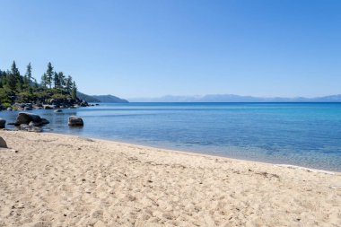 Lake Tahoe Sierra Nevada'da bulunan tatlı su bir dağ gölü olduğunu