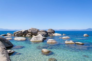 Lake Tahoe Sierra Nevada'da bulunan tatlı su bir dağ gölü olduğunu