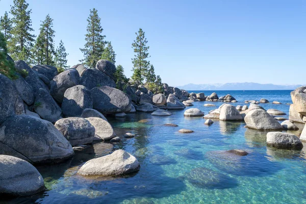 Lake Tahoe Sierra Nevada'da bulunan tatlı su bir dağ gölü olduğunu
