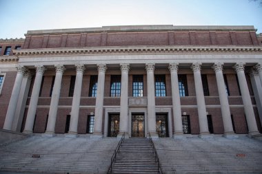 Harvard Üniversitesi 1636 finanse ve sonra onun ilk hayırsever John Harvard adlı