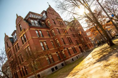 Harvard Üniversitesi 1636 finanse ve sonra onun ilk hayırsever John Harvard adlı