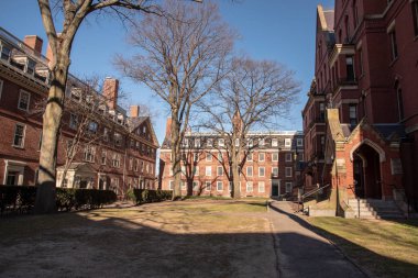 Harvard Üniversitesi 1636 finanse ve sonra onun ilk hayırsever John Harvard adlı