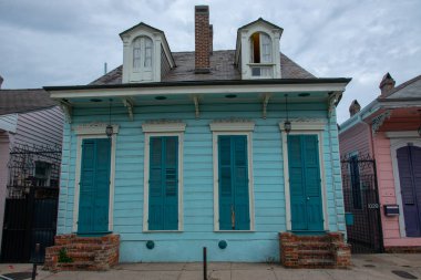 New Orleans olduğunu (diğer şeyler arasında) mimarisi için birden fazla etkileri bu resimde örneği ile