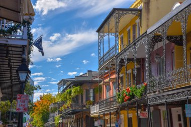 New Orleans olduğunu (diğer şeyler arasında) mimarisi için birden fazla etkileri bu resimde örneği ile