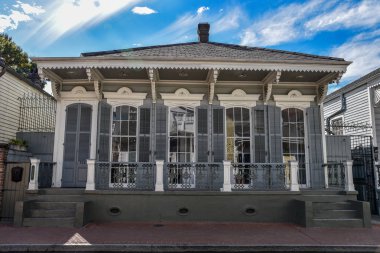 New Orleans olduğunu (diğer şeyler arasında) mimarisi için birden fazla etkileri bu resimde örneği ile