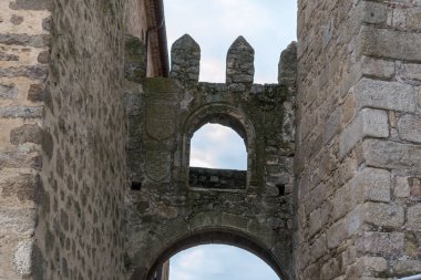 Dar sokaklar ve Santiago Trujillo (İspanya kapısı)