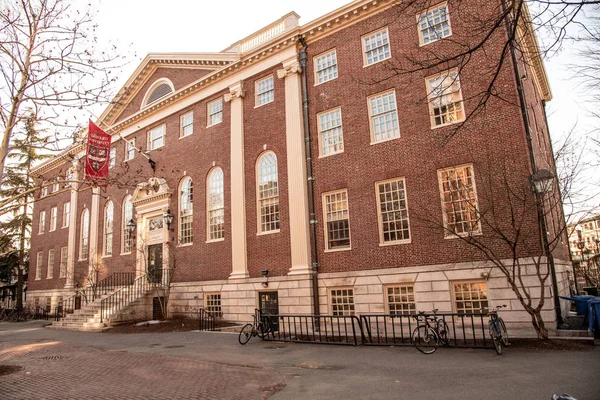 哈佛大学于1636年获得资助 并以其第一位恩人约翰 哈佛的名字命名 — 图库照片