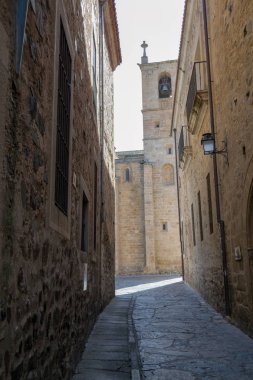 Caceres Katedrali (İspanya) 15. yüzyıl karıştırma Gotik ve Romanesk stilleri inşa edildi