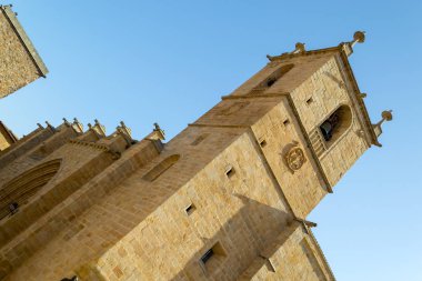 Caceres Katedrali (İspanya) 15. yüzyıl karıştırma Gotik ve Romanesk stilleri inşa edildi