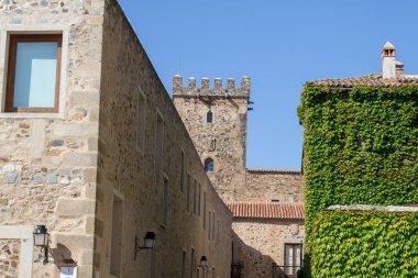 Caceres (İspanya görülebilir birçok Ortaçağ kulelerden birini)