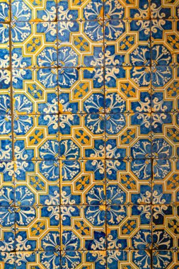 Azulejos bir çini sırlı çini, İber Yarımadası (İspanya ve Portekiz bulunabilir Arapça etkisi tarafından çekilmiştir)