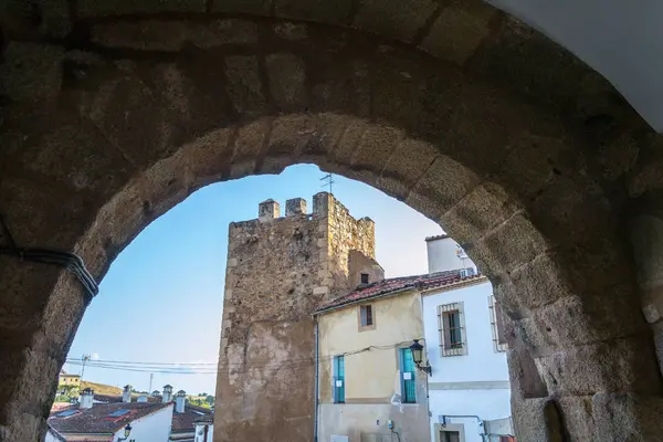Caceres 西班牙 可以看到的许多中世纪塔楼之一 — 图库照片