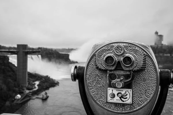 Verrekijker die naar Niagara Falls wijst — Stockfoto