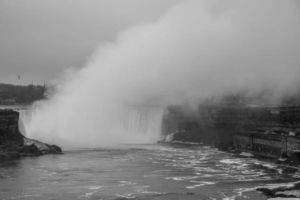 Vue panoramique sur les chutes du Niagara — Photo