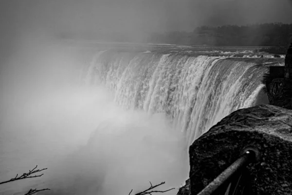 Horseshoe Waterfall aan de Niagara Falls van de Canadese kant — Stockfoto