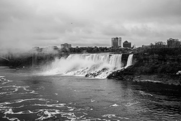 Bridal Veil vattenfall vid Niagara Falls från den kanadensiska sidan — Stockfoto