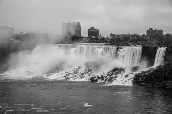 Bridal Veil vattenfall vid Niagara Falls från den kanadensiska sidan — Stockfoto