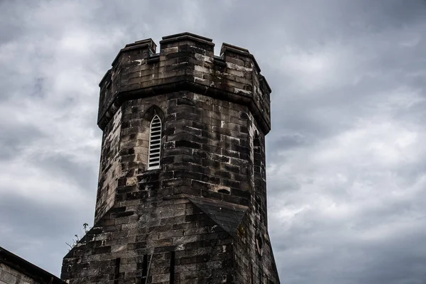Torre de vigilancia de una penitenciaría antes de una tormenta — Foto de Stock