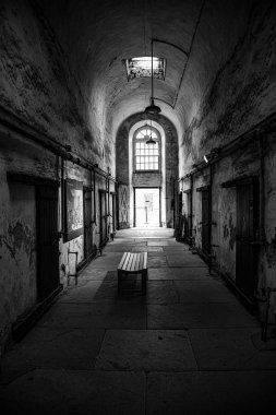 Her iki tarafta hücreleri ile hapishane koridoru