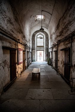 Her iki tarafta hücreleri ile hapishane koridoru