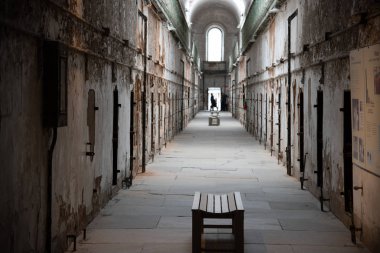 Her iki tarafta hücreleri ile hapishane koridoru