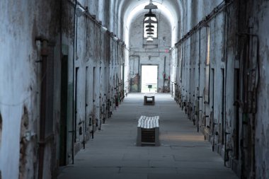 Her iki tarafta hücreleri ile hapishane koridoru