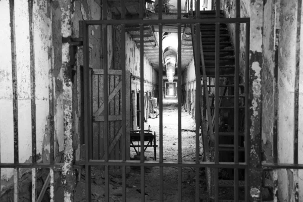Corredor penitenciario en mal estado —  Fotos de Stock