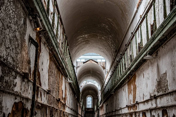 Corredor prisional com celas em ambos os lados — Fotografia de Stock