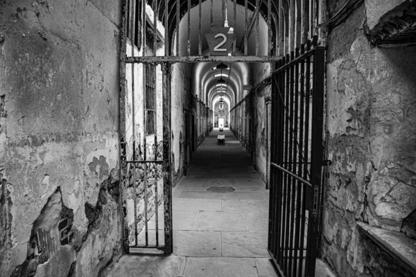 Gefängniskorridor mit Zellen auf beiden Seiten — Stockfoto