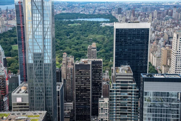 Kijkend naar het noorden vanaf de top van Midtown Manhattan (NYC, VS) — Stockfoto