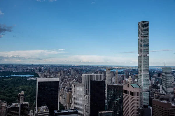 Kijkend naar het noorden vanaf de top van Midtown Manhattan (NYC, VS) — Stockfoto
