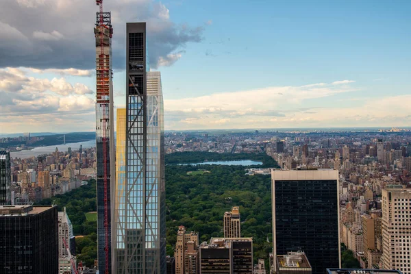 Dívám se na sever z vrcholu středního města Manhattan (NYC, USA) — Stock fotografie