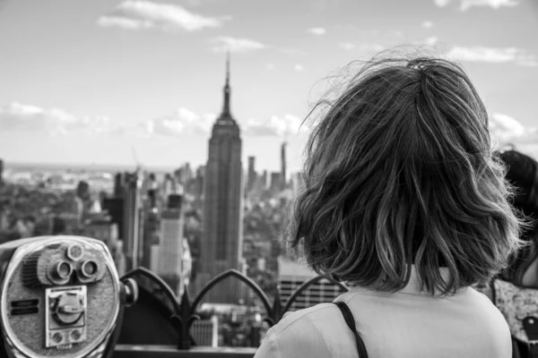 Touriste blonde regardant l'Empire State — Photo