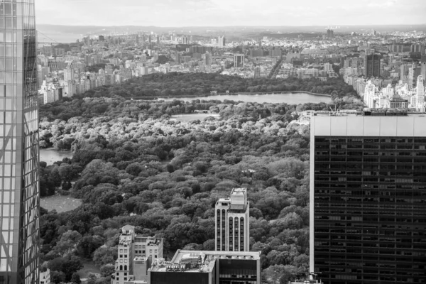 Kijkend naar het noorden vanaf de top van Midtown Manhattan (NYC, VS) — Stockfoto