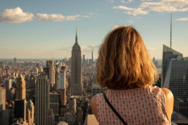 Sarışın turist Empire State bir resim çekmek
