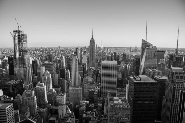 Söker söderut från toppen av Manhattans Midtown (NYC, USA) — Stockfoto