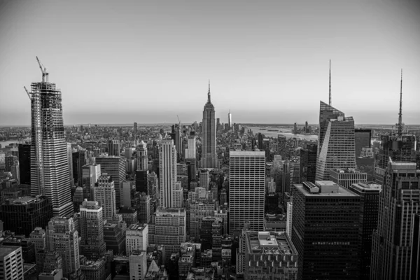 Дивлячись на південь від вершини Manhattans Мідтаун (Нью-Йорк, США) — стокове фото