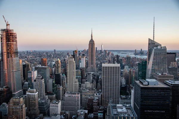 Olhando para o sul a partir do topo da Manhattans midtown (NYC, EUA ) — Fotografia de Stock