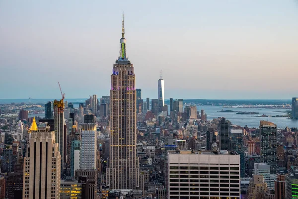 Op zoek naar het zuiden vanaf de top van Manhattans Midtown tijdens 2019 Gay — Stockfoto