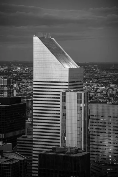 Edificio con plano inclinado en el centro de Manhattan (Nueva York, Estados Unidos) ) — Foto de Stock