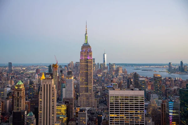 Olhando para o sul a partir do topo da Manhattans midtown durante 2019 gay — Fotografia de Stock