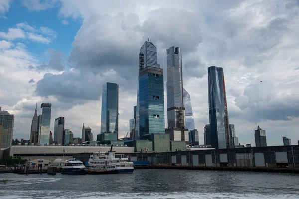 Chantiers Hudson à partir d'un bateau dans le fleuve Hudson — Photo