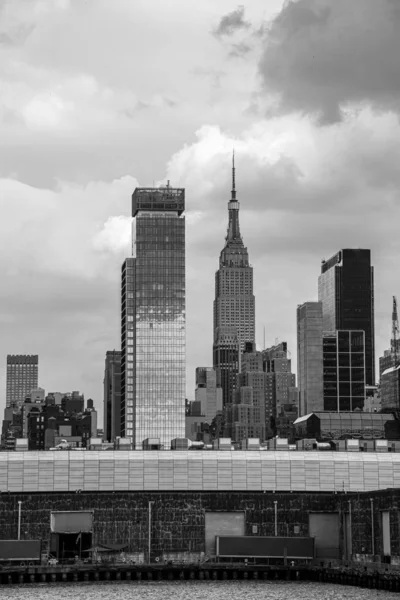 Hudson Nehri'nde bir tekne hudson yards — Stok fotoğraf