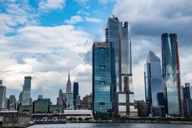 Hudson Nehri'nde bir tekne hudson yards