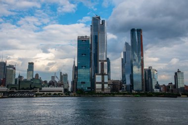 Hudson Nehri'nde bir tekne hudson yards