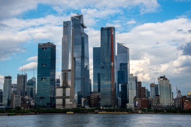 Hudson Nehri'nde bir tekne hudson yards