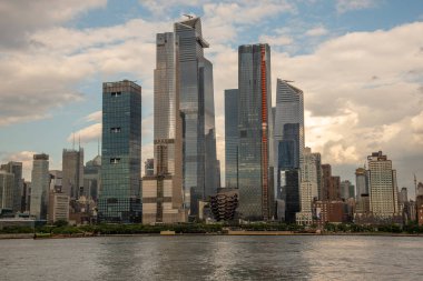 Hudson Nehri'nde bir tekne hudson yards