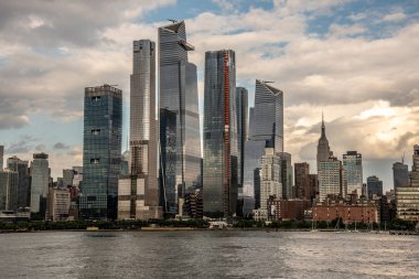 Hudson Nehri'nde bir tekne hudson yards